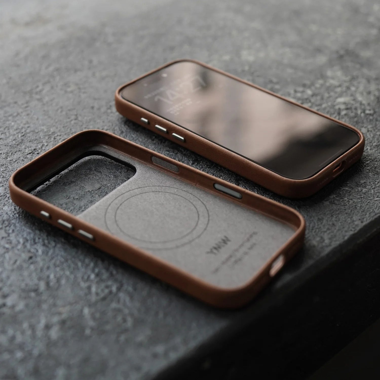 Luxury iPhone Case — MagSafe Genuine Cowhide Leather Cover with Retro Full-Body Design and Anti-Fingerprint Magnetic Protection