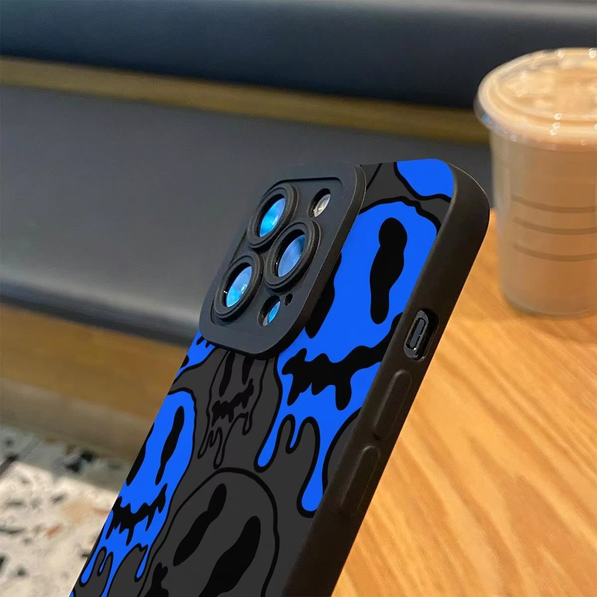 Luxury iPhone Case — Fashion Smile Face Pattern Silicone Cover with Soft-Touch Finish, Lightweight Protection & Everyday Grip Design