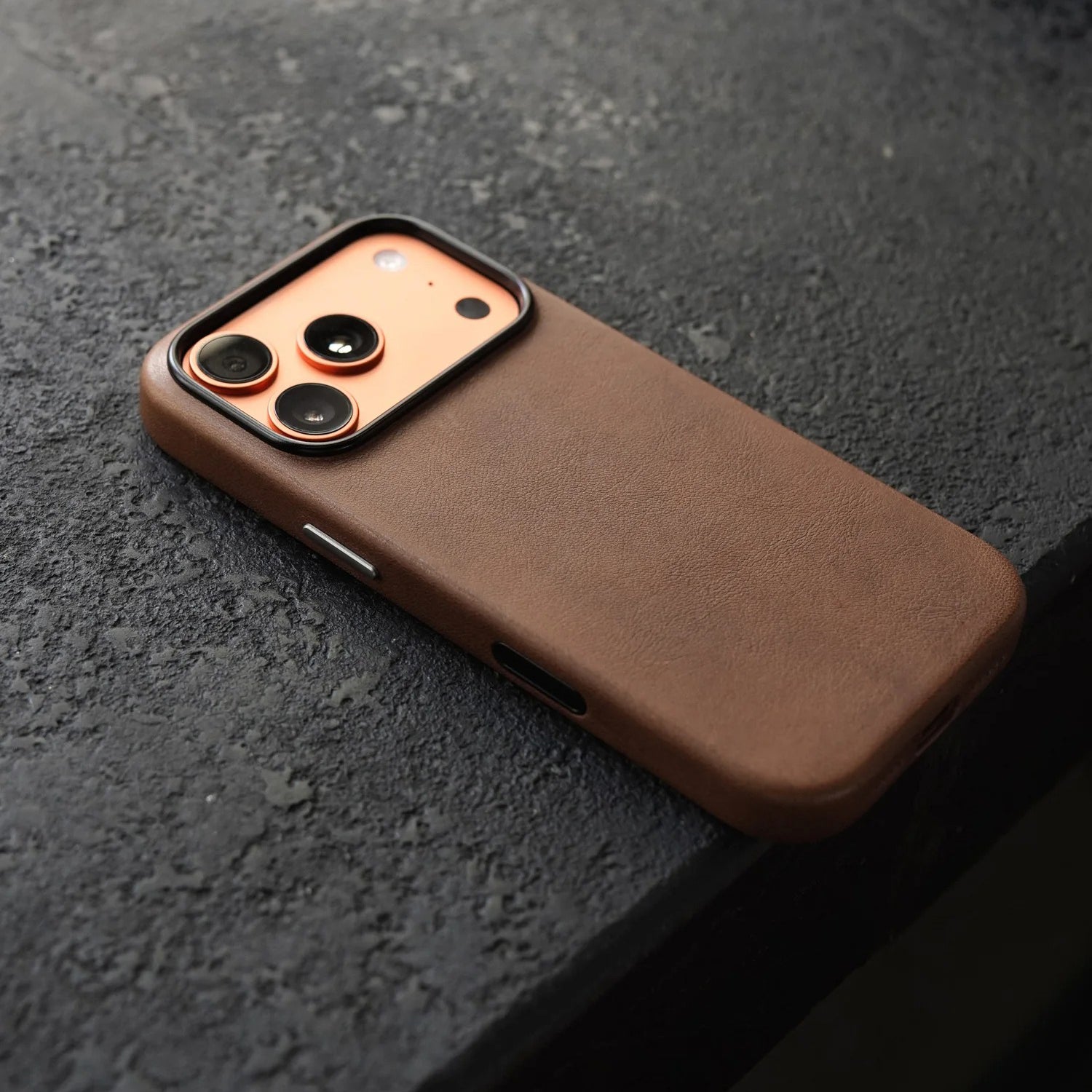 Luxury iPhone Case — MagSafe Genuine Cowhide Leather Cover with Retro Full-Body Design and Anti-Fingerprint Magnetic Protection