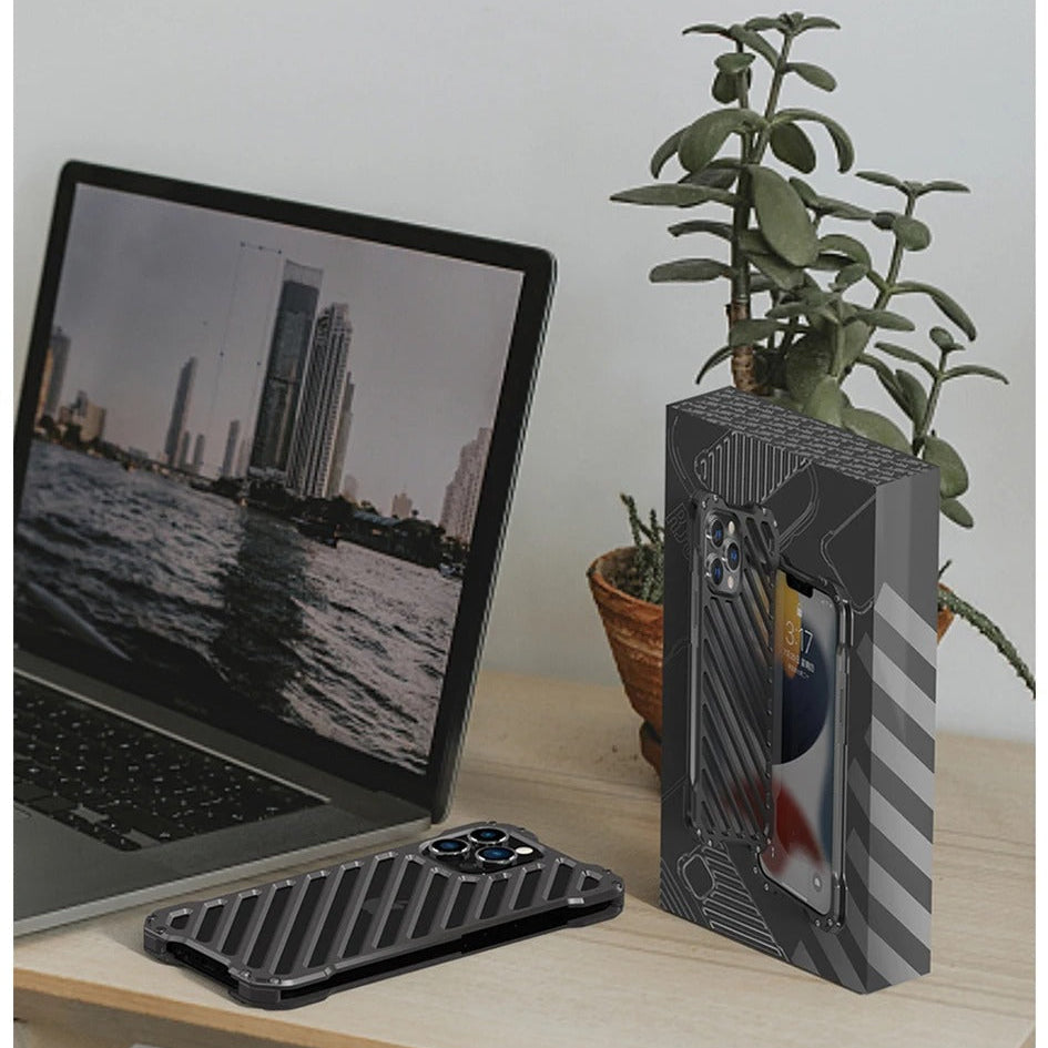Luxury iPhone Case — Super Cool Aluminum Alloy Armor Cover with CNC Metal Design, Shockproof Dual-Layer Protection, Anti-Fingerprint Matte Finish & Lightweight Non-Slip Style