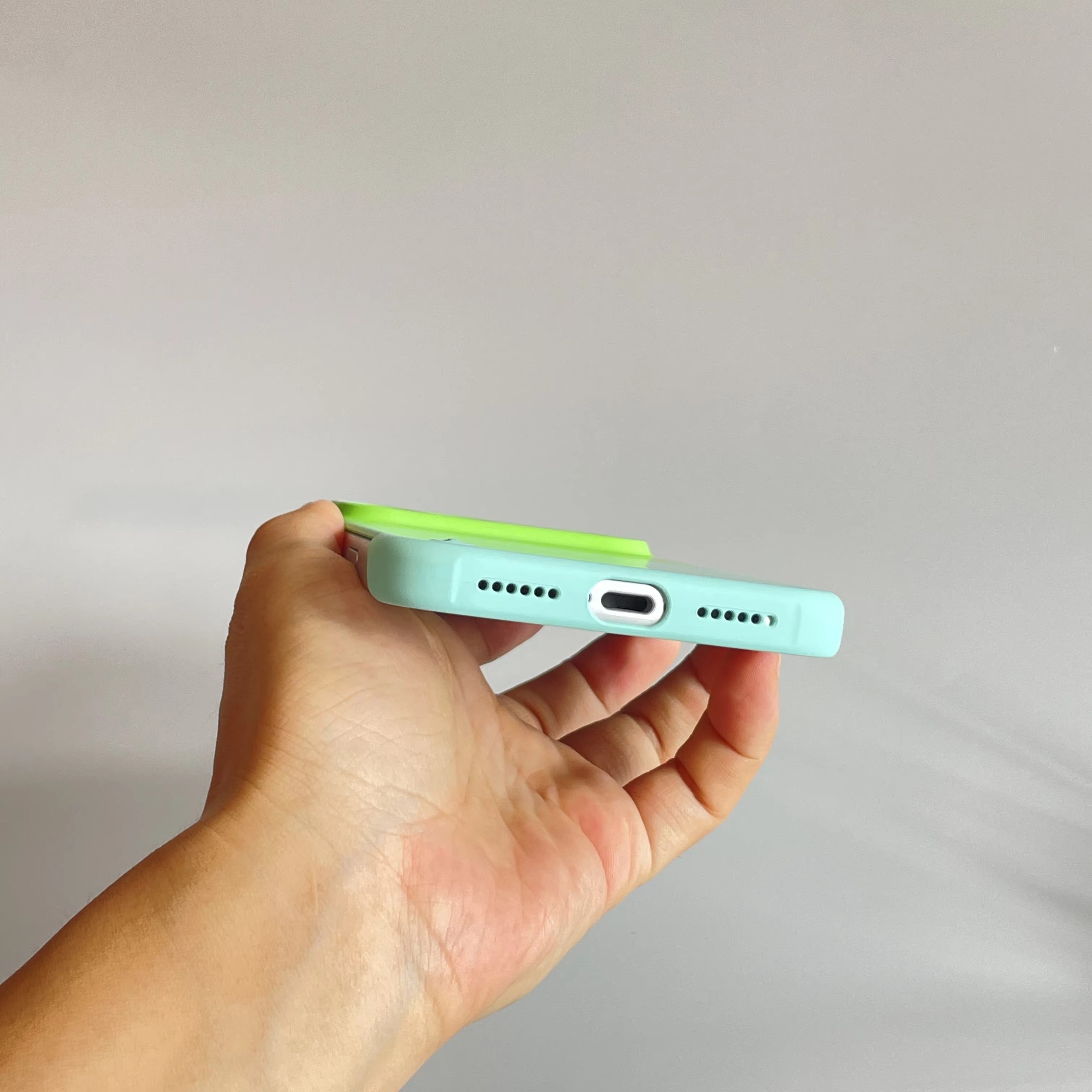 Luxury iPhone Case — Ultra-Thin Frameless MagSafe Cover with Gradient Transparent PC Design, Anti-Fingerprint Finish and Lightweight Shockproof Protection